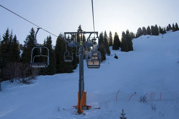 Telesilla en la estación de esquí de montaña — Foto de Stock