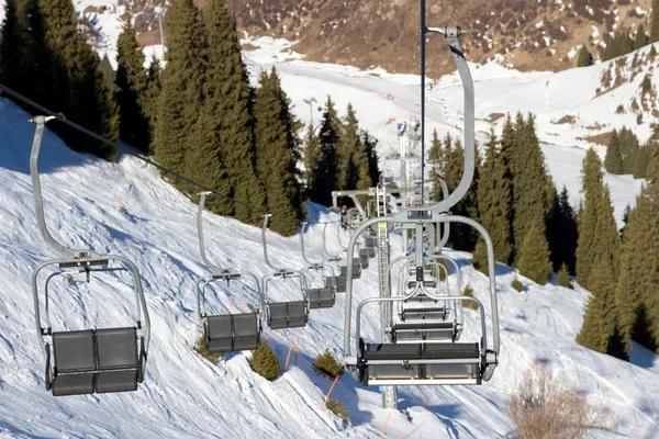 Stoeltjeslift in het skigebied van bergen — Stockfoto