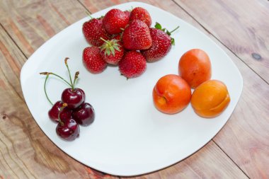 çilek, kiraz ve kayısı