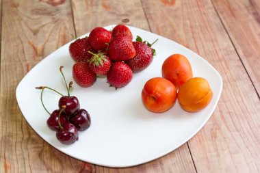 çilek, kiraz ve kayısı