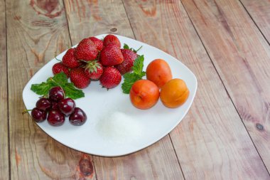 çeşitli meyveler ve şekeri bir kapta