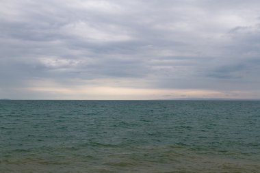 Önce yağmur Alakol Gölü