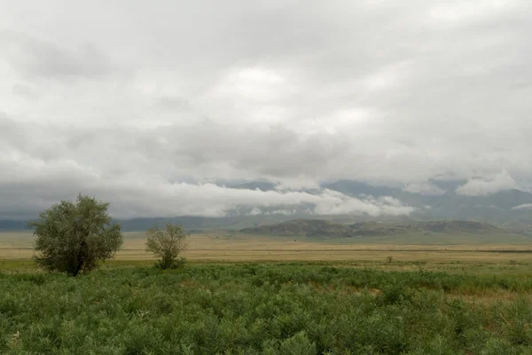 Nubes de tormenta en las colinas —  Fotos de Stock