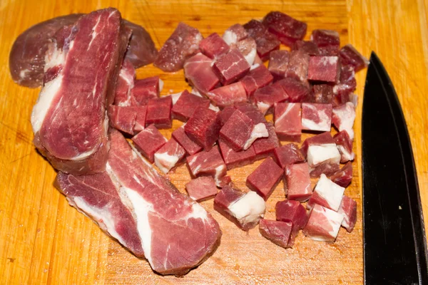 Carne de vaca e uma faca — Fotografia de Stock
