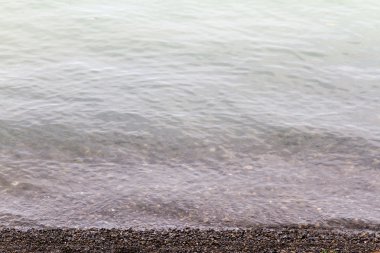 çakıl taşları ile göl kıyısı