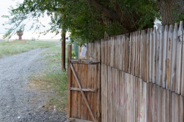 bir küçük kapı ile ahşap çit