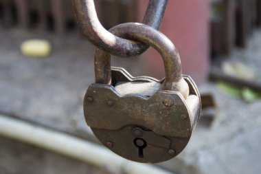 yaşlı kapalı asma kilit 