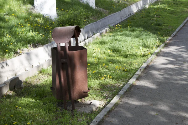 Urna längs trottoaren — Stockfoto