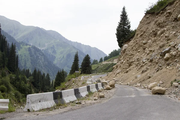 Heyelan dağ yolu üzerinde — Stok fotoğraf