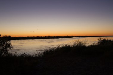 Nehrin üzerinde şafak