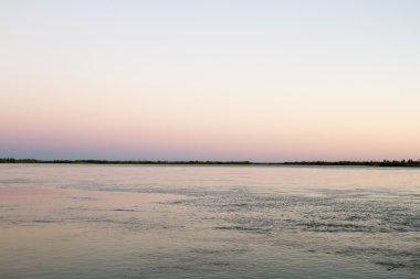 Nehrin üzerinde şafak 