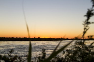Nehrin üzerinde şafak