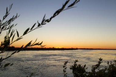 Nehrin üzerinde şafak