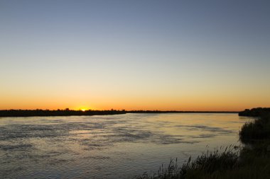 Nehrin üzerinde şafak