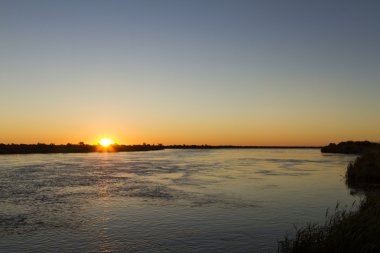 Nehrin üzerinde şafak