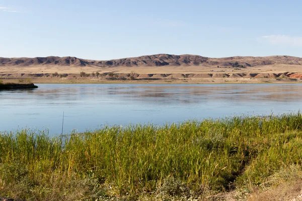 Nehir boyunca dağlarda