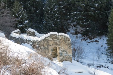 dağlarda taş ev harap