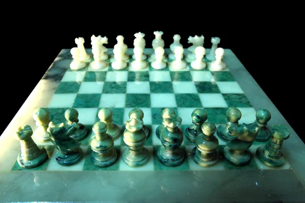Шахматы и алебастровые шахматы — стоковое фото