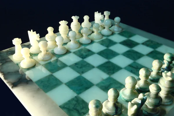 Chessboard and alabaster chess i — Stock Photo, Image