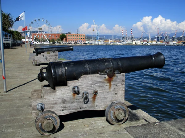 Vecchi cannoni sul lungomare a — Foto Stock