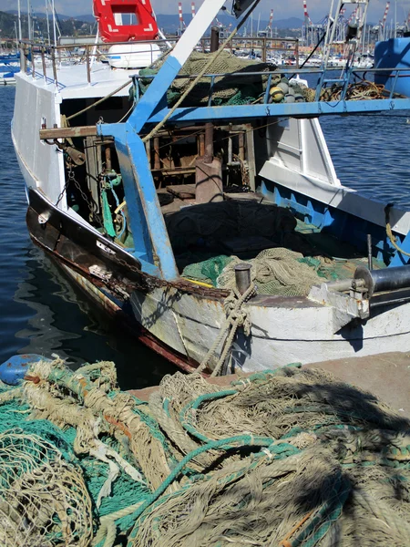 Рибальський човен, причалений в порту Б — стокове фото