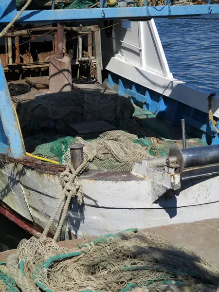 Fischerboot im Hafen angedockt ein — Stockfoto