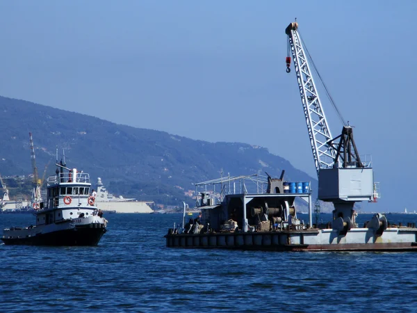 Port La Spezia, barki do holowania i naprawy łodzi b — Zdjęcie stockowe