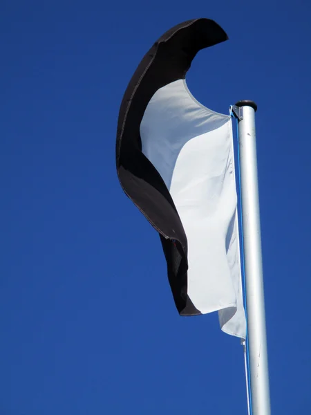 Bandeira branca e preta voando b — Fotografia de Stock