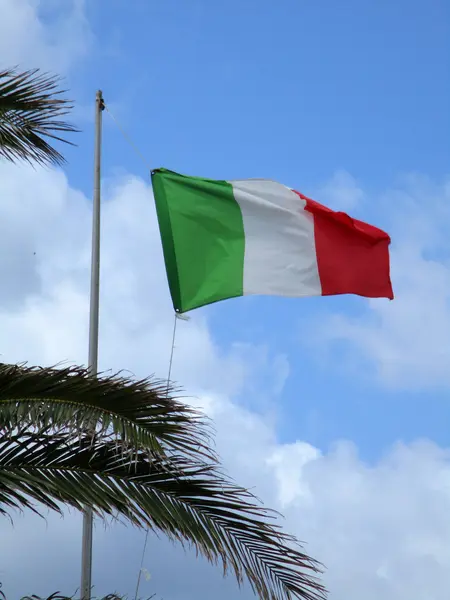 Olasz zászló repülő d — Stock Fotó