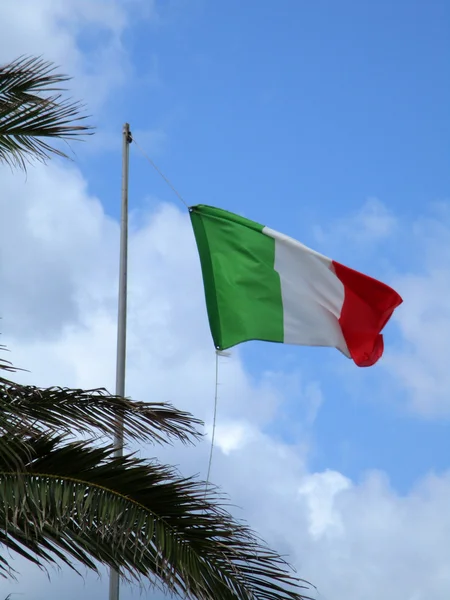 İtalyan bayrağı uçan e — Stok fotoğraf