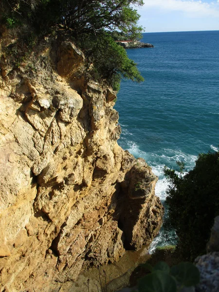 Vista desde arriba de las olas sobre las rocas h — Foto de Stock