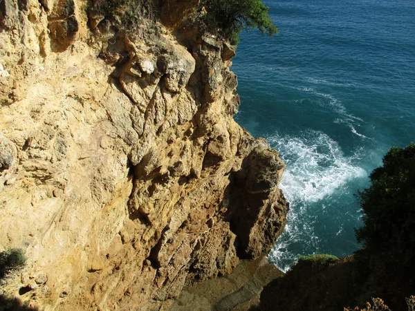 Blick von oben auf die Wellen auf den Felsen — Stockfoto