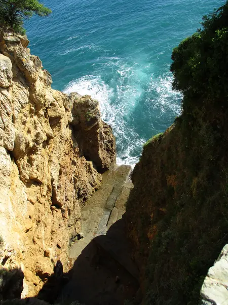 Vista desde arriba de las olas sobre las rocas d — Foto de Stock