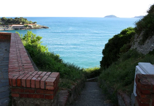 Uitzicht op het kasteel en de stad van Lerici h — Stockfoto