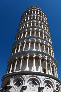 Leaning Tower of Pisa alttan çekim bir