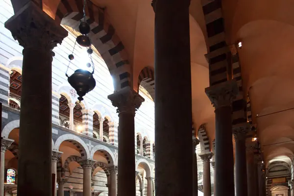 ピサ m の大聖堂の内部 — ストック写真
