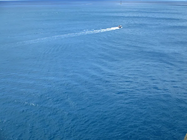 Скоростные катера, которые покидают белую полосу в синем море c — стоковое фото