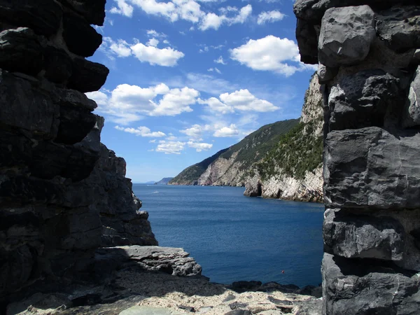 El mar de Portovenere de los restos del antiguo pueblo f — Foto de Stock