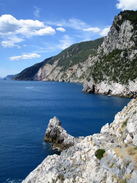 Vista de la costa y el mar alrededor de Portovenere m — Foto de Stock