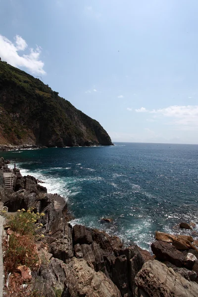 A tengerre és a sziklák, riomaggiore d — Stock Fotó