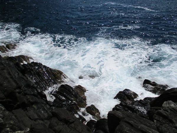 Vagues s'écrasant sur les rochers b — Photo