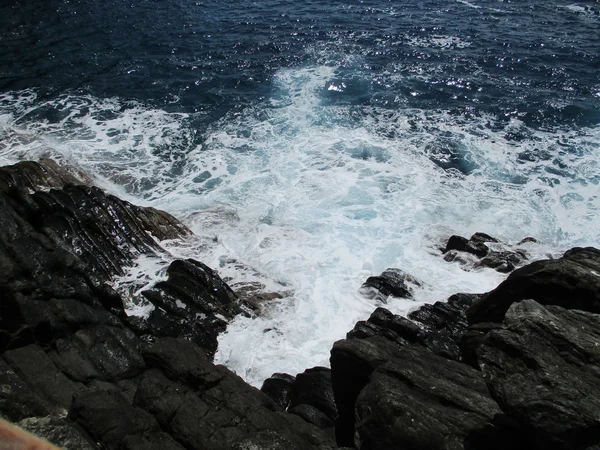 Vagues s'écrasant sur les rochers f — Photo