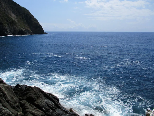 Olas que se estrellan sobre las rocas de las 5 tierras a — Foto de Stock