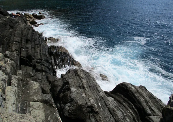 岩 g に砕ける波 — ストック写真