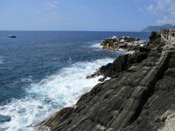 Olas chocando contra las rocas h — Foto de Stock