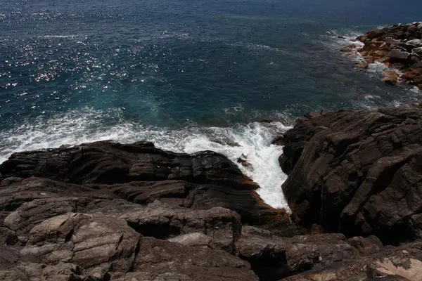 岩 l に砕ける波 — ストック写真