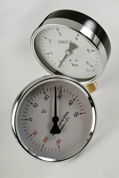 Промышленный термометр и барометр — стоковое фото