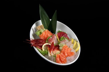suşi ve sashimi siyah yuvarlak tabak