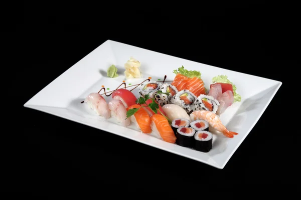 Sushi og sashimi på rektangulær hvit plate – stockfoto