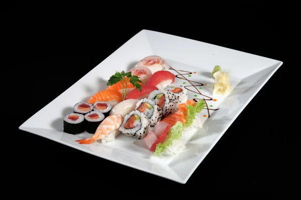 suşi ve sashimi plaka üzerinde wasabi ile